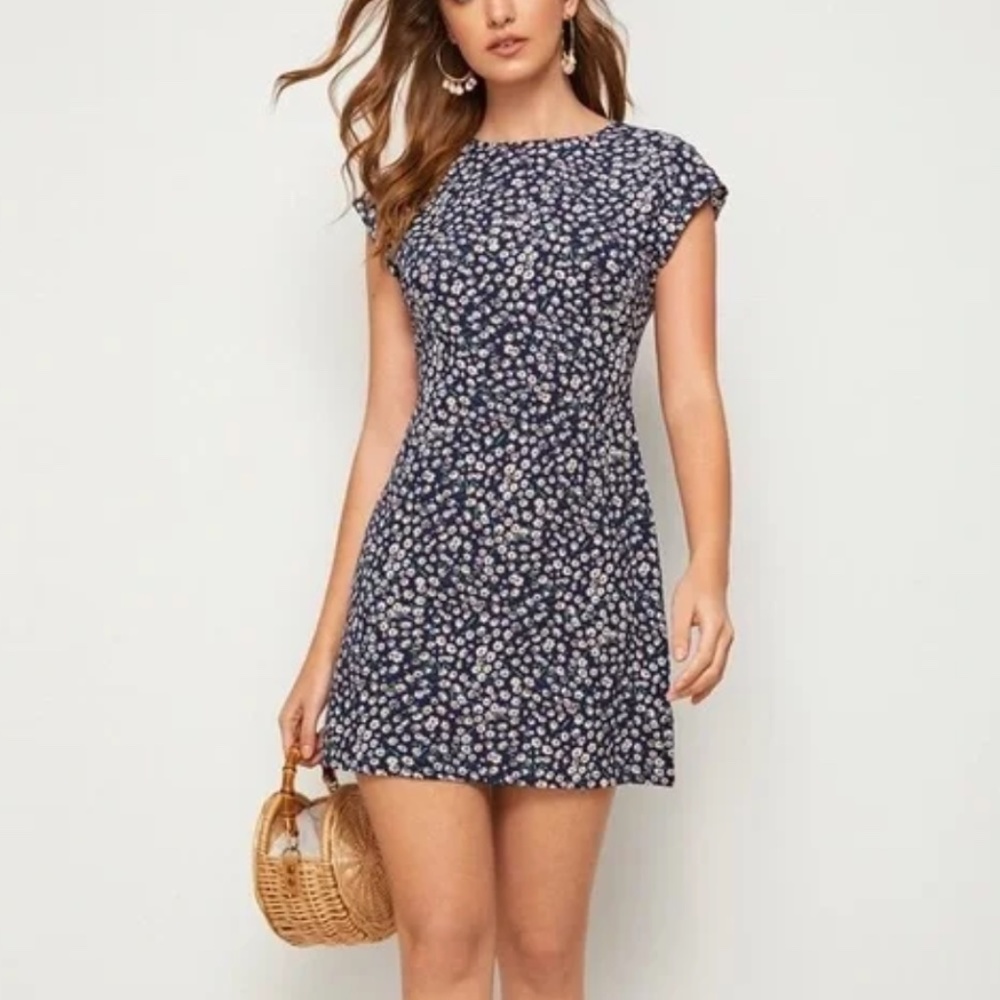 SHEIN Batwing Sleeve Ditsy Floral Print Dress